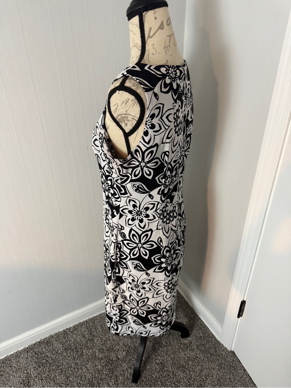Dressbarn size 10 Classic Black & White Floral Sheath Dress - Picture 3 of 8